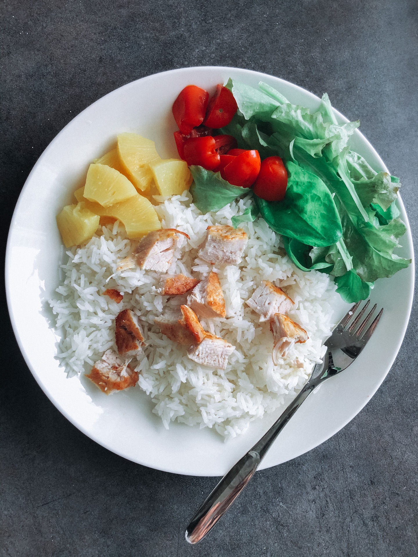 Kanaa, riisiä ja ananasta 2x päivässä
